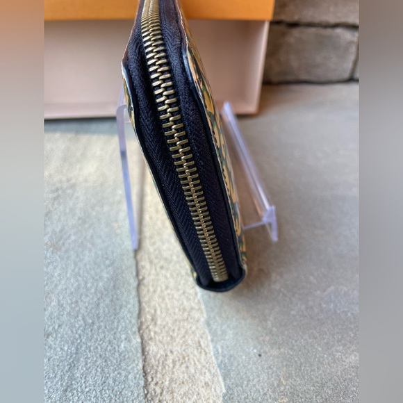 Louis Vuitton Limited Edition Stephen Sprouse Black Vernis Zippy Wallet - Picture 7 of 11
